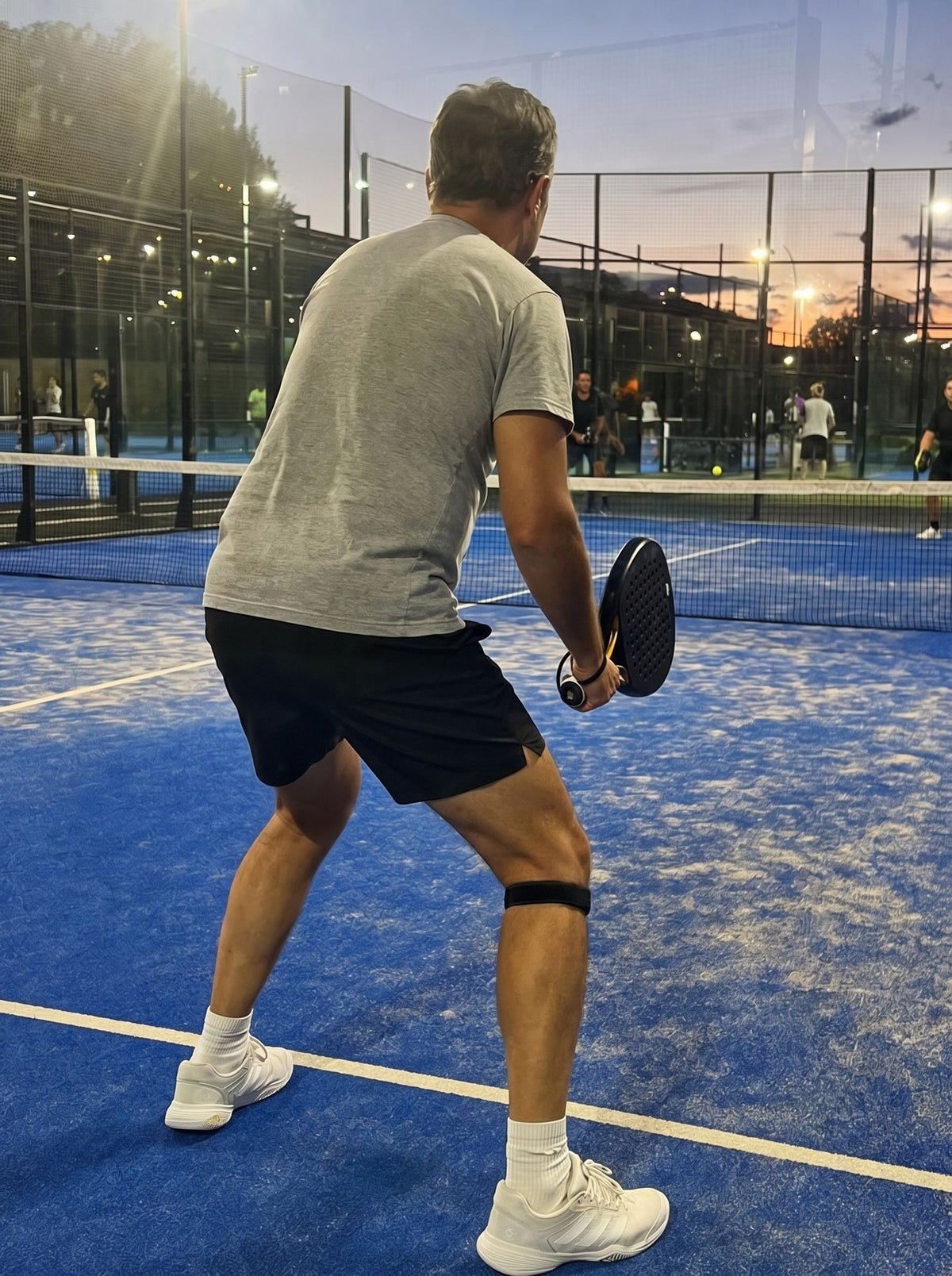 Jugador de pádel con la cinta rotuliana olea