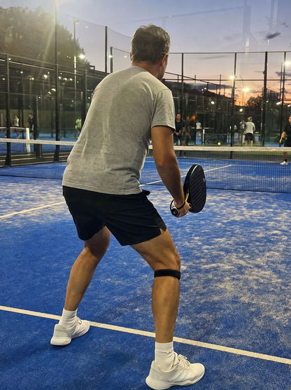 Jugador de pádel con la cinta rotuliana olea